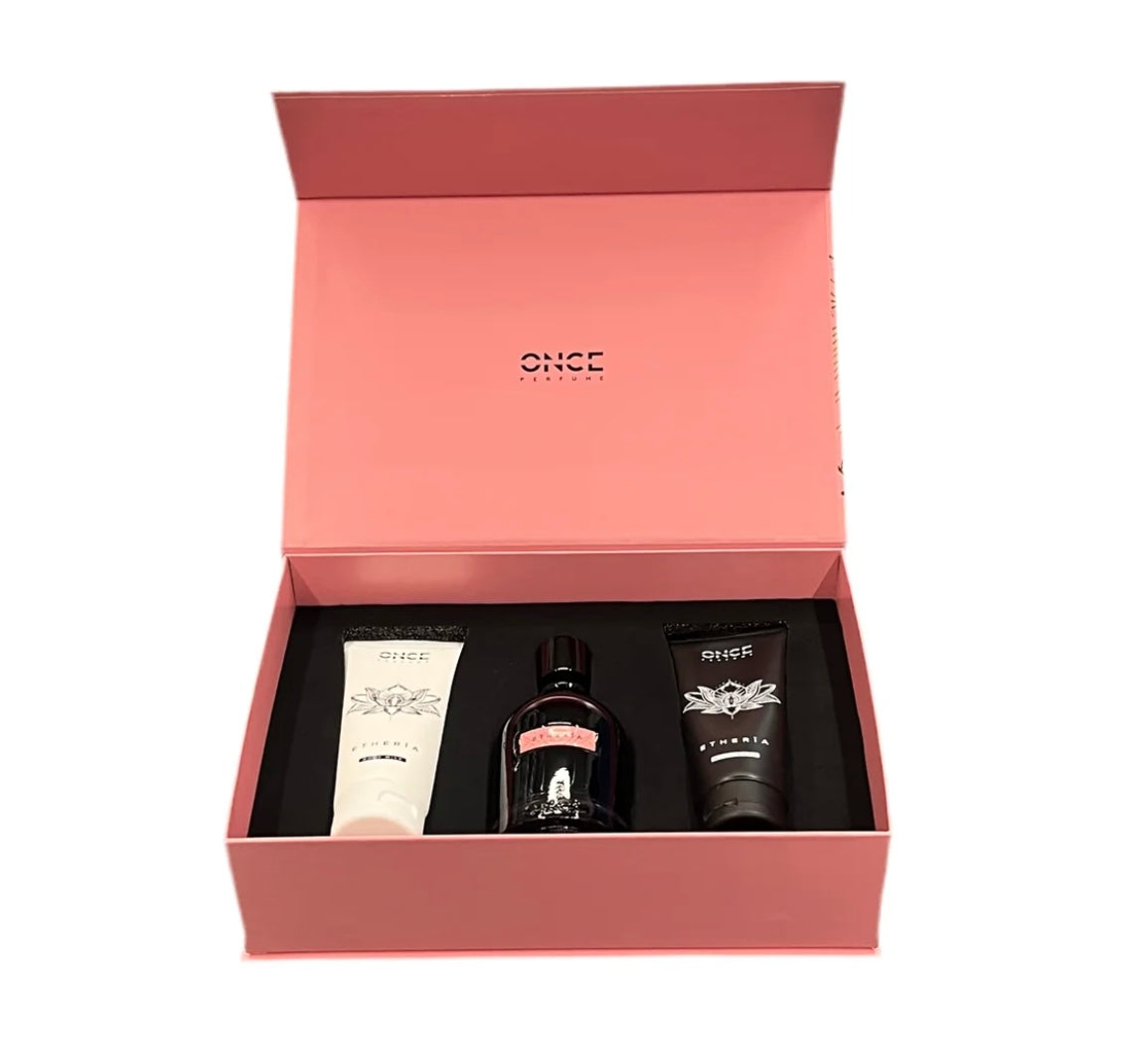 Il set Etheria Eau de Parfum Intense 100 ml + Latte Corpo 100 ml + Bagno 100 ml